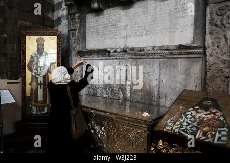 Die Gläubigen in der Kirche des Hl. Demetrius in Saloniki, Griechenland, am Karfreitag, 26. April 2019. Stockfoto