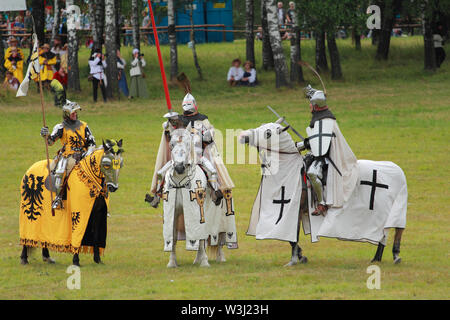 GRUNWALD - Juli 13: Drei Ritter auf Pferde aus Deutschen Ordens. Jahrestag der Schlacht von Grunwald 1410 Reenactment. Juli 13, 2019 Polen Stockfoto