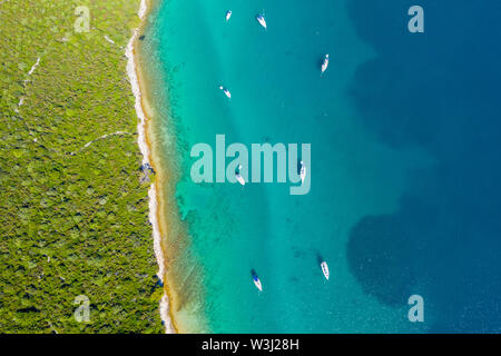 Wunderschöne Seenlandschaft an der Adria in Kroatien, Insel Dugi otok Archipelago, Yachten in blauen Buchten verankert Stockfoto