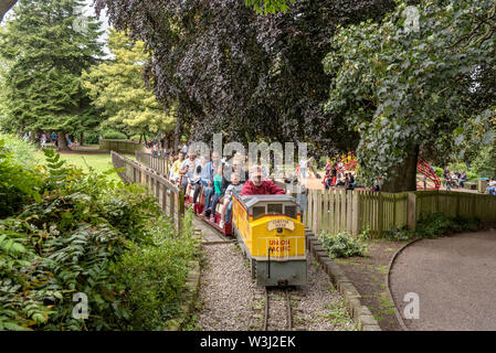 Der Minizug und Kinderspielplatz im Grosvenor Park, Chester. Stockfoto