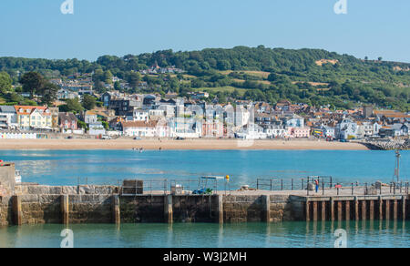 Lyme Regis, Dorset, Großbritannien. 16. Juli, 2019. UK Wetter: herrlich warmen Sonnenschein und blauer Himmel in den Badeort Lyme Regis. Das Mittelmeer Hitzewelle ist bis Freitag, um fortzufahren. Credit: Celia McMahon/Alamy leben Nachrichten Stockfoto