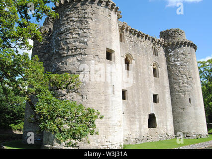 Nunney Schloss in Somerset, England. Vierzehnten Jahrhundert Festung in einer idyllischen englischen Dorf. Stockfoto