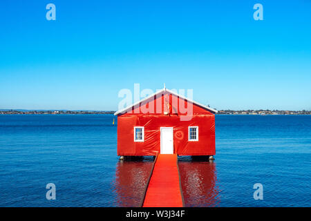 Die ikonischen Crawley Kante Boatshed auf dem Swan River eingewickelt in Rot den Besuch von Manchester United nach Perth, Western Australia zu gedenken. Stockfoto