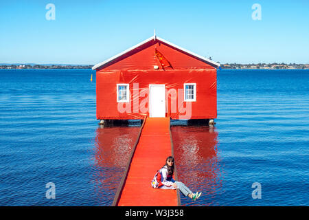 Die ikonischen Crawley Kante Boatshed auf dem Swan River eingewickelt in Rot den Besuch von Manchester United nach Perth, Western Australia zu gedenken. Stockfoto