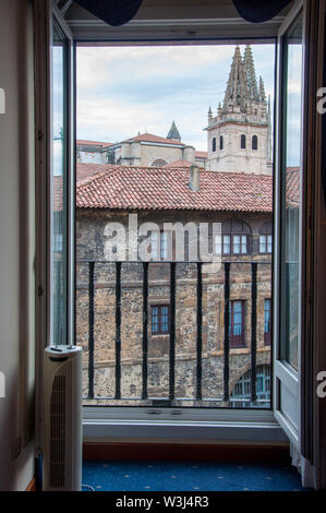 OVIEDO, SPANIEN - Dez. 2009: Blick aus dem Fenster der mittelalterlichen Stadt in den frühen Morgen. Stockfoto