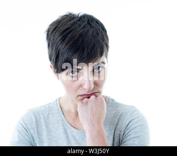 Close up Portrait von schönen jungen kaukasischen Frau traurig und betonte, die Hilfe benötigen. Auf weißem Hintergrund in der menschlichen Mimik isoliert, Stockfoto