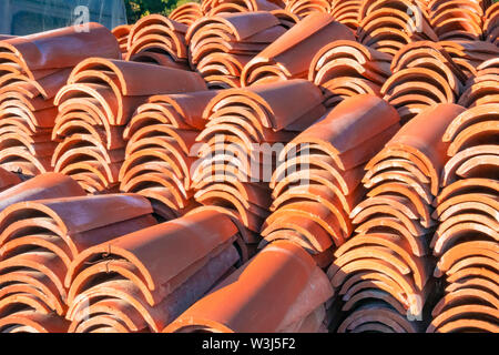 Terracotta orange Kacheln aus natürlichen Materialien für das Dach. Gebogene Keramikfliesen. Dach Baustoffe für die Instandsetzung und den Bau von t Stockfoto
