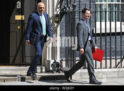 Home Secretary Sajid Javid (links) und Gehäuse Staatssekretär James Brokenshire verlassen nach einer Kabinettssitzung am 10 Downing Street, London. Stockfoto