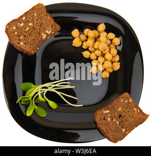 Micro grünen Sprossen, Falafel und Brot auf einer schwarzen Platte auf weißem Hintergrund. Gesunde vegane Ernährung Stockfoto