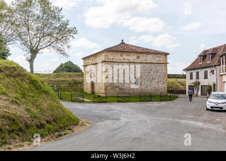 Das schießpulver Speichern. Navarrenx ist ein entzückendes, kleines Bastide, in der schönen Region Béarn befindet. Stockfoto