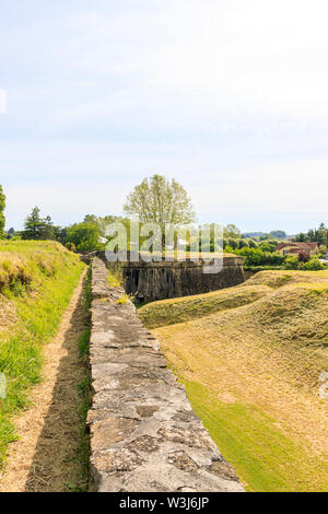 Stadtmauern und Befestigungsanlagen von Navarrenx. Navarrenx ist ein entzückendes, kleines Bastide, in der schönen Region Béarn befindet. Stockfoto