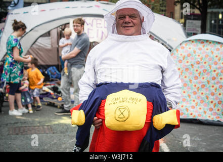 Leeds, Großbritannien. 16. Juli, 2019. Das Aussterben Rebellion Umwelt Gruppe Block die Neville Street Bridge. Credit: Ioannis Alexopoulos/Alamy leben Nachrichten Stockfoto