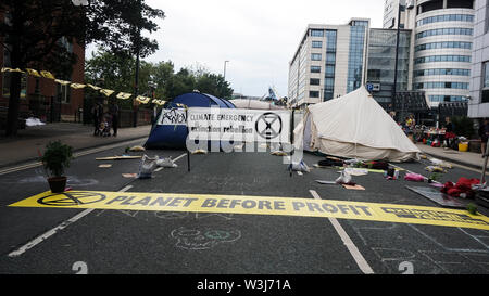 Leeds, Großbritannien. 16. Juli, 2019. Das Aussterben Rebellion Umwelt Gruppe Block die Neville Street Bridge. Credit: Ioannis Alexopoulos/Alamy leben Nachrichten Stockfoto