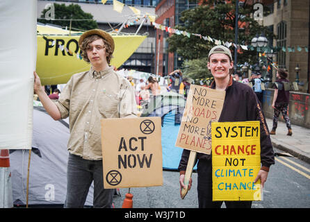 Leeds, Großbritannien. 16. Juli, 2019. Das Aussterben Rebellion Umwelt Gruppe Block die Neville Street Bridge. Credit: Ioannis Alexopoulos/Alamy leben Nachrichten Stockfoto