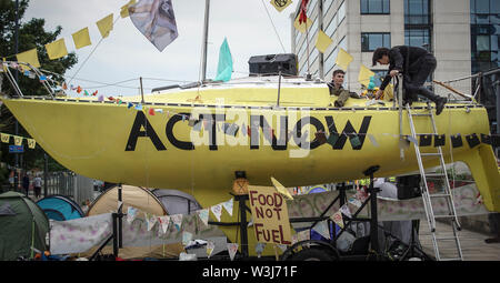 Leeds, Großbritannien. 16. Juli, 2019. Das Aussterben Rebellion Umwelt Gruppe Block die Neville Street Bridge. Credit: Ioannis Alexopoulos/Alamy leben Nachrichten Stockfoto