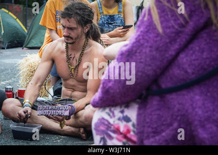 Leeds, Großbritannien. 16. Juli, 2019. Das Aussterben Rebellion Umwelt Gruppe Block die Neville Street Bridge. Credit: Ioannis Alexopoulos/Alamy leben Nachrichten Stockfoto