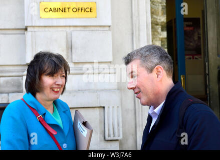 Frances O'Grady (Generalsekretär des TUC) im Gespräch mit Mark Serwotka (Generalsekretär, Öffentliche und kommerzielle Dienste union) außerhalb des Schaltschranks Stockfoto