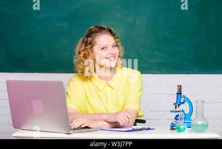 Eigene Forschung Projekt starten. Student oder Lehrer. Für Grant und Stipendium für begabte Schüler. Schüler Mädchen mit Laptop und Mikroskop. Pädagogisches Programm für begabte Jugendliche. Stockfoto