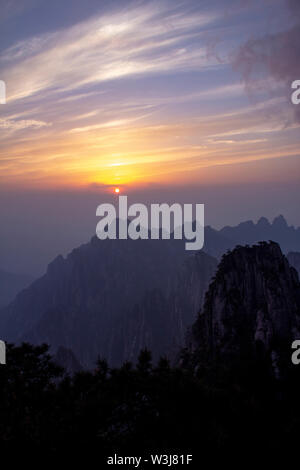 Natürliche schöne Aussicht auf den Sonnenuntergang am Huangshan Bergkulisse (Gelber Berg) in Anhui CHINA, Es ist ein Best of China wichtigen touristischen Zielort. Uneso Stockfoto