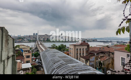 Eisenbahn Brücke über das Goldene Horn in Istanbul, Türkei Stockfoto