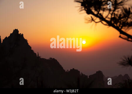 Natürliche schöne Aussicht auf den Sonnenuntergang am Huangshan Bergkulisse (Gelber Berg) in Anhui CHINA, Es ist ein Best of China wichtigen touristischen Zielort. Uneso Stockfoto