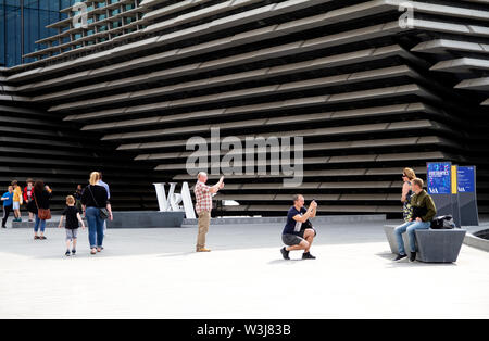 Tayside, Dundee, Schottland, Großbritannien, 16. Juli 2019: UK Wetter. Sonnigen morgen mit einer leichten kühle Brise an der Waterfront. Die V&A, entworfen von dem japanischen Architekten Kengo Kuma lockt die Besucher in das Museum. Credit: Dundee Photographics/Alamy leben Nachrichten Stockfoto