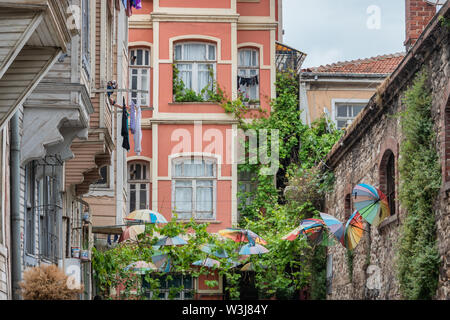 Hinterhof Straße mit Sonnenschirmen in Istanbul, Türkei Stockfoto