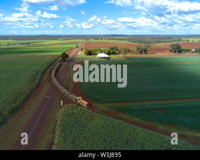 Antenne von Zuckerrohr Zug schleppen frisches Zuckerrohr zu den Isis Zentrale Mühle in der Nähe Childers Queensland Australien Stockfoto