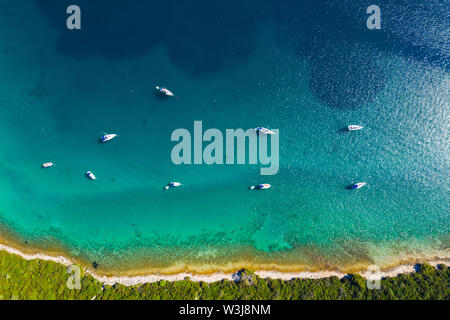 Wunderschöne Seenlandschaft an der Adria in Kroatien, Insel Dugi otok Archipelago, Yachten in blauen Buchten verankert Stockfoto