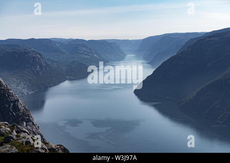 Lysefjord von der berühmten Preikestolen gesehen. Die Kanzel Rock oder Prediger Stuhl ist eine touristische Attraktion in der Gemeinde Forsand, Rogaland cou Stockfoto