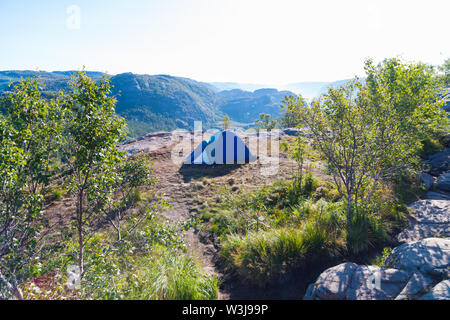 Single Zelt in der Nähe der berühmten Preikestolen in Norwegen Stockfoto