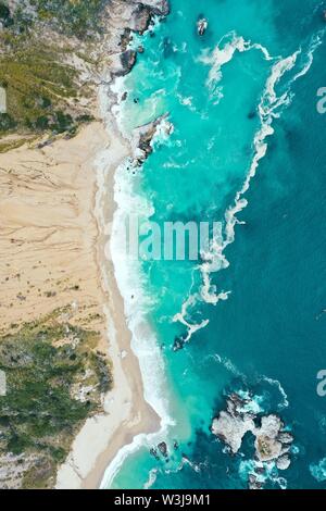 Vertikale Überkopfaufnahme der schönen Küste des Meeres Mit blauem, sauberem Wasser und Sandstrand Stockfoto