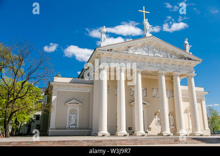 Blick auf den Glockenturm und Fassade der Kathedrale St. Stanislaus und St. Vladislav am Cathedral Square. Berühmten zentralen Wahrzeichen. Vilnius, Litauen Stockfoto