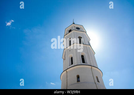 Blick auf den Glockenturm und Fassade der Kathedrale St. Stanislaus und St. Vladislav am Cathedral Square. Berühmten zentralen Wahrzeichen. Vilnius, Litauen Stockfoto