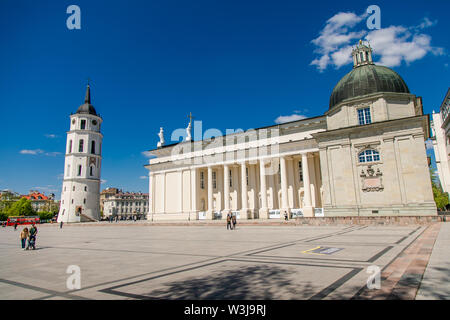 Blick auf den Glockenturm und Fassade der Kathedrale St. Stanislaus und St. Vladislav am Cathedral Square. Berühmten zentralen Wahrzeichen. Vilnius, Litauen Stockfoto