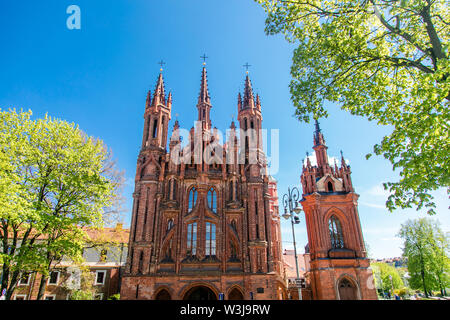 Gotische Kirche der Heiligen Anna. Stadt Vilnius, Litauen. Berühmten zentralen Wahrzeichen. Vilnius, Litauen. Mai, 2019. Stockfoto