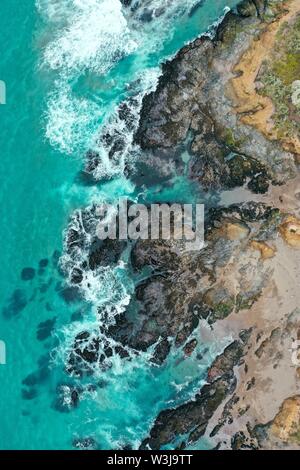 Vertikale Überkopfaufnahme der schönen Küste des Meeres Mit blauem, sauberem Wasser und Sandstrand Stockfoto