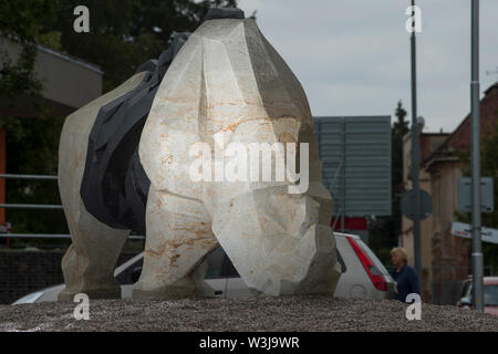 Präsentation der Statue von Rhino in der Mitte der Straße Kreis, der Sudan, der späten letzten nördlichen Breitmaulnashorn männlich in der Welt, am 16. Juli 2018 stattfand, in Dvur Kralove nad Labem, Tschechische Republik. (CTK Photo/Josef Vostarek) Stockfoto