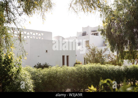 Modernes weißes Steinhaus im arabischen Stil. Das Konzept von Licht und Form in der Architektur Stockfoto