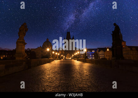 Prag, Karlsbrücke bei Nacht mit Sternenhimmel Stockfoto