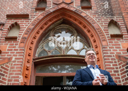 16 Juli 2019, Sachsen-Anhalt, Wittenmoor: Olaf Stehwien, Geschäftsführer der Konditorei Stehwien steht vor dem Eingang des Gutshaus Wittenmoor. Der Unternehmer plant, seinen Firmensitz von Tangermünde in die Immobilien in Wittenmoor bewegen. Der Landkreis Stendal unterstützt das Projekt mit Mitteln aus dem Pilotprojekt "Land (auf) Schwung" des Bundesministeriums für Ernährung und Landwirtschaft. Das Geld wird verwendet, um teilweise die Immobilie renovieren. Eine Art von "chocolate-Schloss" mit Räumen für Veranstaltungen rund um Schokolade geplant. Foto: Klaus-Dietmar Gabbert/dpa-Zentralbild/Z Stockfoto