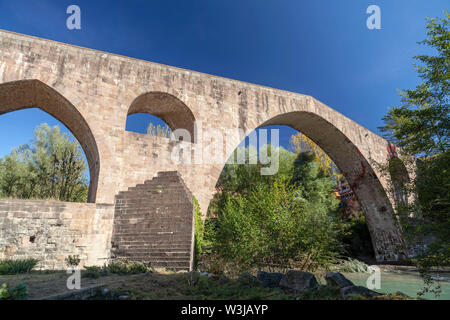 Sant Joan de les Abadesses, Katalonien, Spanien. Alte Brücke, Pont Vell. Stockfoto