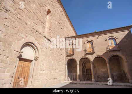 Sant Joan de les Abadesses, Katalonien, Spanien. Außenansicht des Kloster von Sant Joan, romanischen und gotischen Stil. Stockfoto