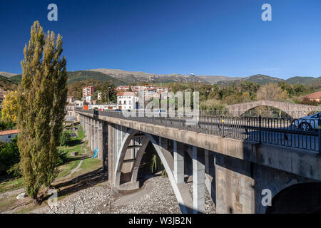 Sant Joan de les Abadesses, Katalonien, Spanien. Die moderne Brücke. Stockfoto