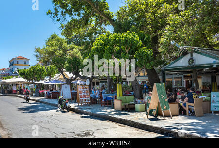 Tevernas auf Skopelos Hafen, Nördliche Sporaden Griechenland. Stockfoto