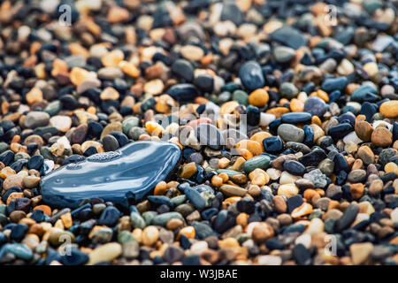 Zusammenfassung Hintergrund mit dekorativen, Muster von Meer Kies Steine, Kies Textur mit selektiven Fokus. Stockfoto