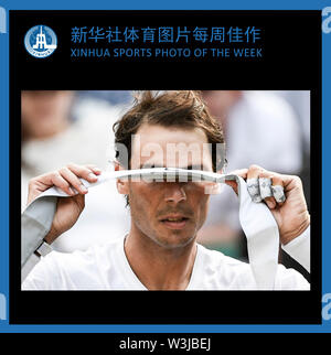 Peking, Rafael Nadal passt sein Stirnband während der Männer singles viertelfinalegleichen zwischen Rafael Nadal aus Spanien und Sam Querrey aus den USA 2019 Wimbledon Tennis Championships in London. 10. Juli 2019. XINHUA SPORT FOTO DER WOCHE (von 8. Juli bis 14. Juli 2019) Am 16. Juli 2019 übermittelt. Rafael Nadal passt sein Stirnband während der Männer singles viertelfinalegleichen zwischen Rafael Nadal aus Spanien und Sam Querrey aus den USA 2019 Wimbledon Tennis Championships in London, Großbritannien am 10. Juli 2019. Credit: Lu Yang/Xinhua/Alamy leben Nachrichten Stockfoto