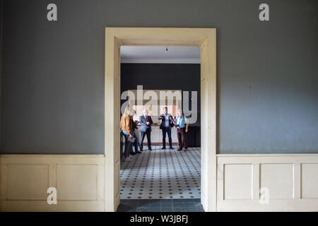 16 Juli 2019, Sachsen-Anhalt, Wittenmoor: Carsten Wulfänger (l, CDU), Landrat des Landkreises Stendal und Olaf Stehwien (r), Geschäftsführer der Konditorei Stehwien stand mit Vertretern der Medien in den Ausschank des Manor house Wittenmoor. Der Unternehmer plant, seinen Firmensitz von Tangermünde in die Immobilien in Wittenmoor bewegen. Der Landkreis Stendal unterstützt das Projekt mit Mitteln aus dem Pilotprojekt "Land (auf) Schwung" des Bundesministeriums für Ernährung und Landwirtschaft. Das Geld wird verwendet, um teilweise die Immobilie renovieren. Eine Art von "chocolate Cas Stockfoto