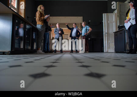 16 Juli 2019, Sachsen-Anhalt, Wittenmoor: Carsten Wulfänger (l, CDU), Landrat des Landkreises Stendal und Olaf Stehwien (r), Geschäftsführer der Konditorei Stehwien stand mit Vertretern der Medien in den Ausschank des Manor house Wittenmoor. Der Unternehmer plant, seinen Firmensitz von Tangermünde in die Immobilien in Wittenmoor bewegen. Der Landkreis Stendal unterstützt das Projekt mit Mitteln aus dem Pilotprojekt "Land (auf) Schwung" des Bundesministeriums für Ernährung und Landwirtschaft. Das Geld wird verwendet, um teilweise die Immobilie renovieren. Eine Art von "chocolate Cas Stockfoto