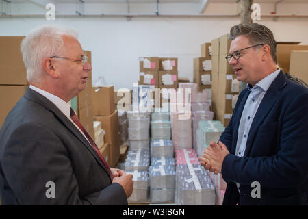 16 Juli 2019, Sachsen-Anhalt, Wittenmoor: Carsten Wulfänger (l), CDU), Landrat des Landkreises Stendal und Olaf Stehwien (r), Geschäftsführer der Konditorei Stehwien, Verpackung lagern auf dem Gelände des Wittenmoor Manor. Der Unternehmer plant, seinen Firmensitz von Tangermünde in die Immobilien in Wittenmoor bewegen. Der Landkreis Stendal unterstützt das Projekt mit Mitteln aus dem Pilotprojekt "Land (auf) Schwung" des Bundesministeriums für Ernährung und Landwirtschaft. Das Geld wird verwendet, um teilweise die Immobilie renovieren. Eine Art von "chocolate Castle' ist Pla Stockfoto